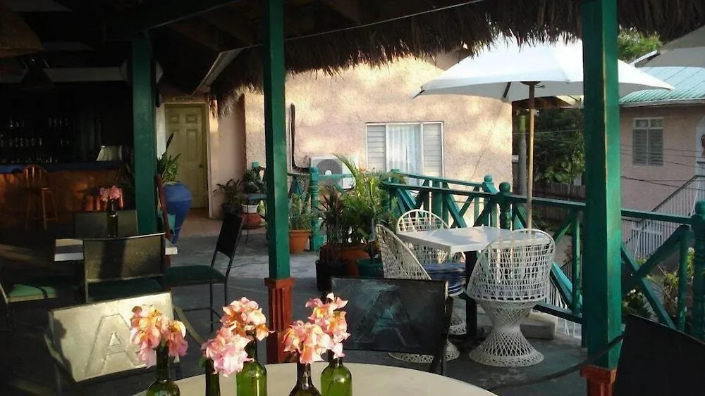 נגריל Bar-B-Barn Beach Hotel