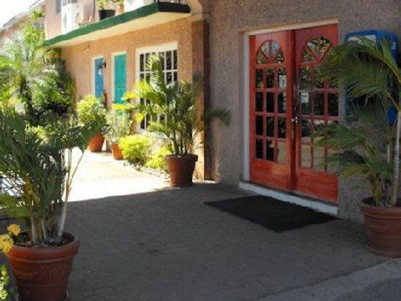 נגריל Bar-B-Barn Beach Hotel